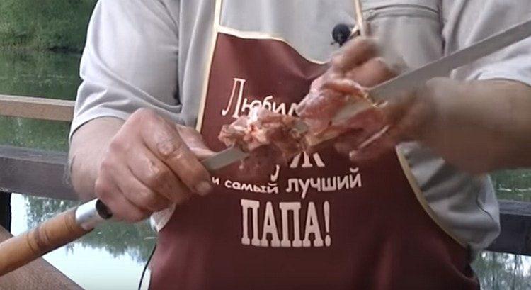 قطع من اللحم مدببة على سيخ.