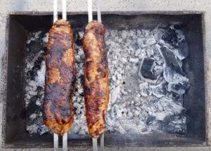 Vaření šťavnaté a neuvěřitelně chutné kebab v karském stylu: recept s fotografií.