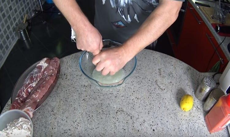 Usando una garza, spremi il succo dalla pappa di cipolla.