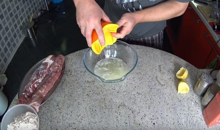 Do cibule přidejte citronovou šťávu.