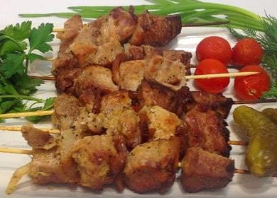 kebabs لذيذ ورائحة في جرة على أسياخ في الفرن