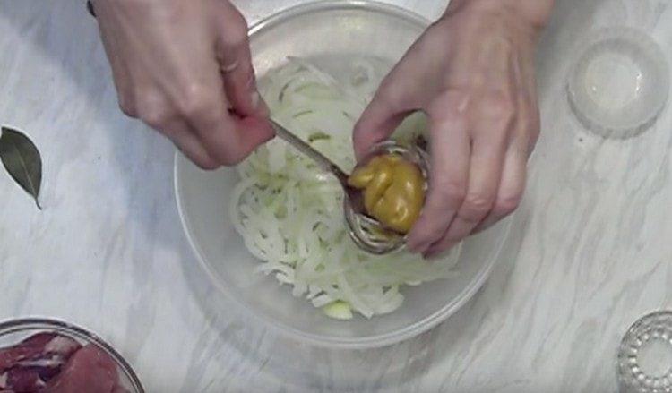 Προσθέστε αλάτι, πιπέρι, μουστάρδα στο κρεμμύδι, ανακατέψτε.
