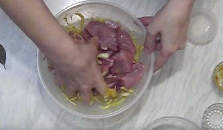 يضاف اللحم إلى البصل وتخلط جيدا.