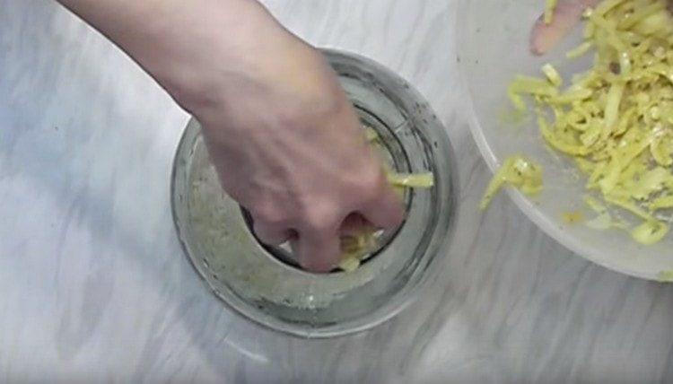 mettere la cipolla rimanente nella marinata in barattoli sopra il riso.