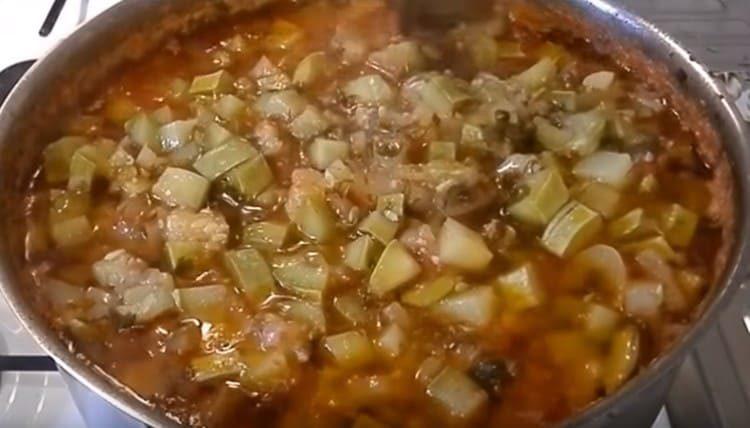 Μαγειρέψτε yurcha σε χαμηλή φωτιά, προσθέστε ξίδι στο τέλος του μαγειρέματος.