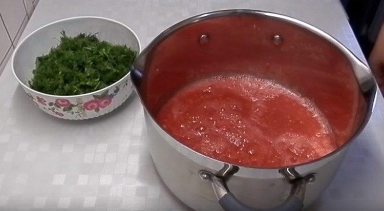 Ρίξτε την προκύπτουσα μάζα λαχανικών στο τηγάνι.