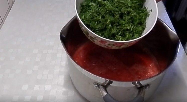 Προσθέστε ψιλοκομμένα χόρτα στη μάζα ντομάτας-σκόρδου.