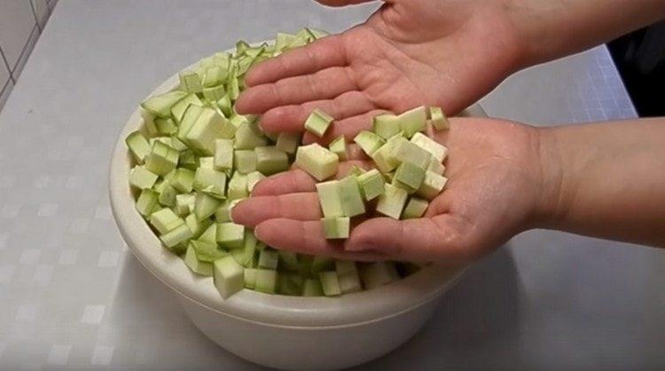 Taglia le zucchine a dadini.