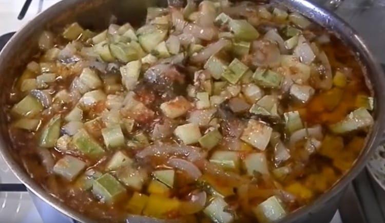 In una massa di pomodoro bollito, spargere le zucchine e il pepe.
