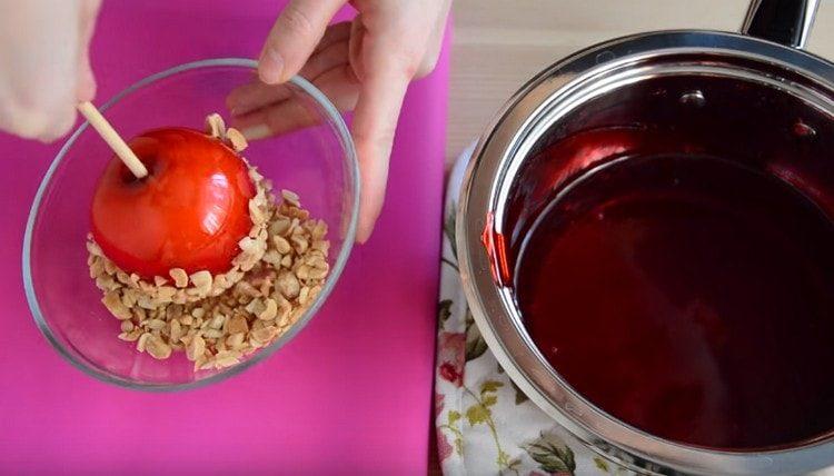 Immediatamente dopo il caramello, puoi immergere una mela in una salsa di pasticceria o noci.