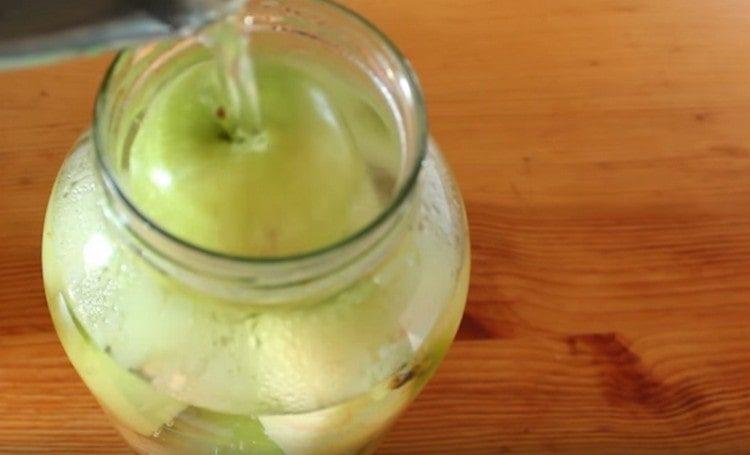 Nalijte vroucí vodu na jablka a nechte.