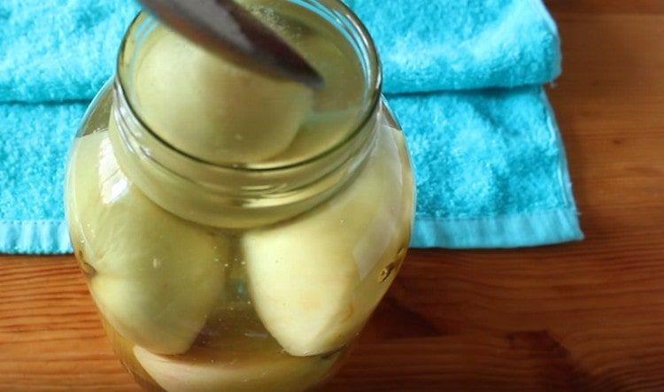 Nalijte jablka do sklenice s horkým sirupem, přidejte kyselinu citronovou.