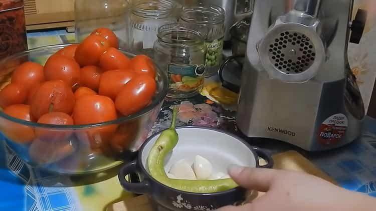 Wie man adjika kocht, ohne zu kochen