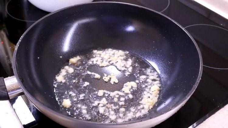 Friggere l'aglio per cucinare