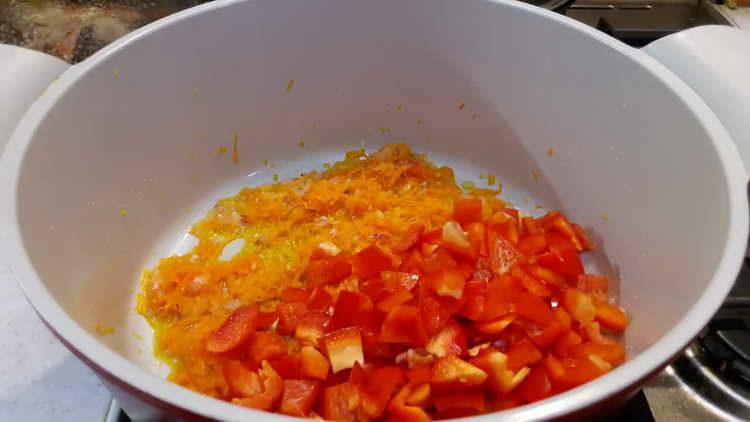 βάζετε ψιλοκομμένες ντομάτες σε μια κατσαρόλα