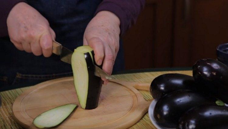 Tagliare le melanzane a fette lunghe.