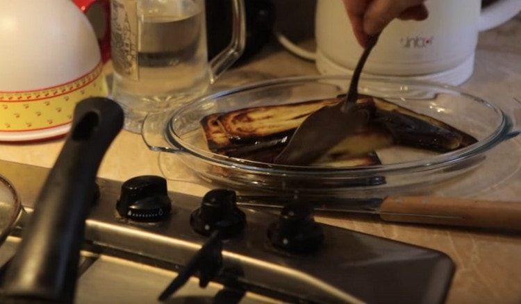 ضعي الباذنجان المقلي على طبق.