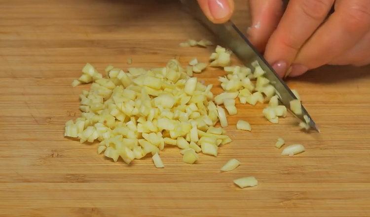 tritare l'aglio