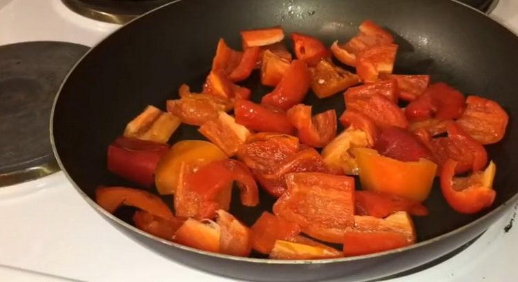 Κόψτε το πιπέρι για το μαγείρεμα