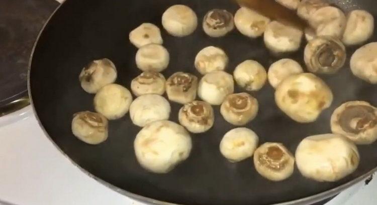Pilze zum Kochen schneiden