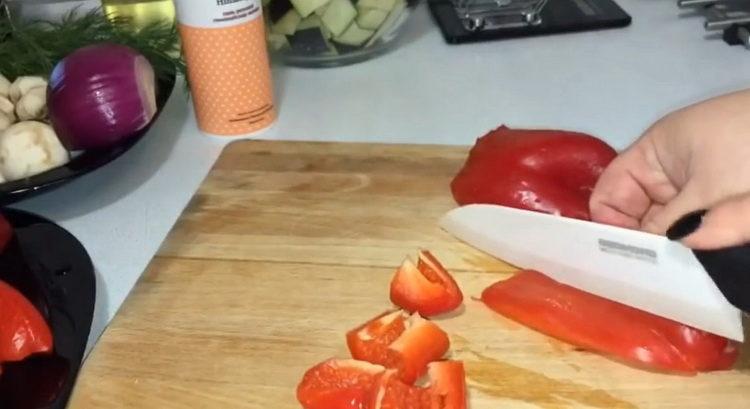 Κόψτε το πιπέρι για το μαγείρεμα