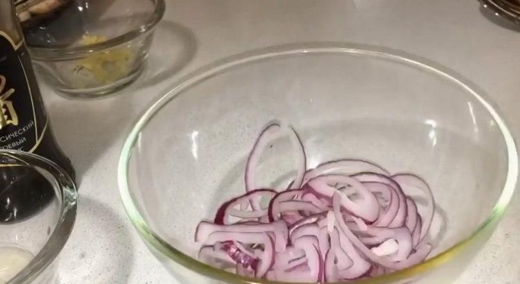 يقطع البصل للطهي