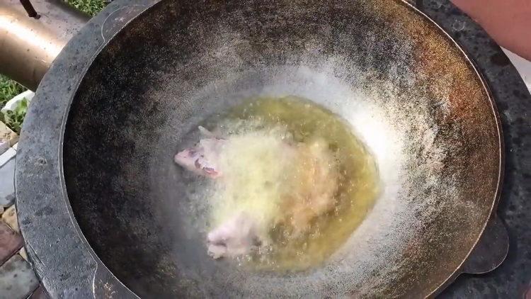 Hogyan főzni bárány zöldségekkel egy üstben