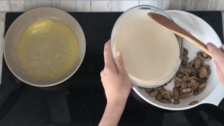 Για να μαγειρέψετε, προσθέστε ξινή κρέμα στα μανιτάρια.