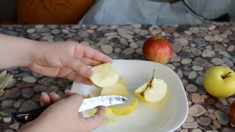 Zum Kochen Äpfel hacken