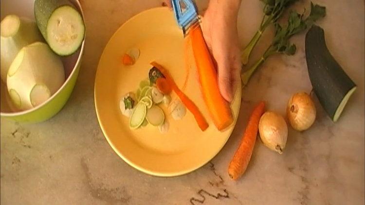 sbucciare le carote