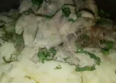 Νόστιμο και τρυφερό συκώτι κοτόπουλου με μανιτάρια, στιφάδο σε ξινή κρέμα 🥣
