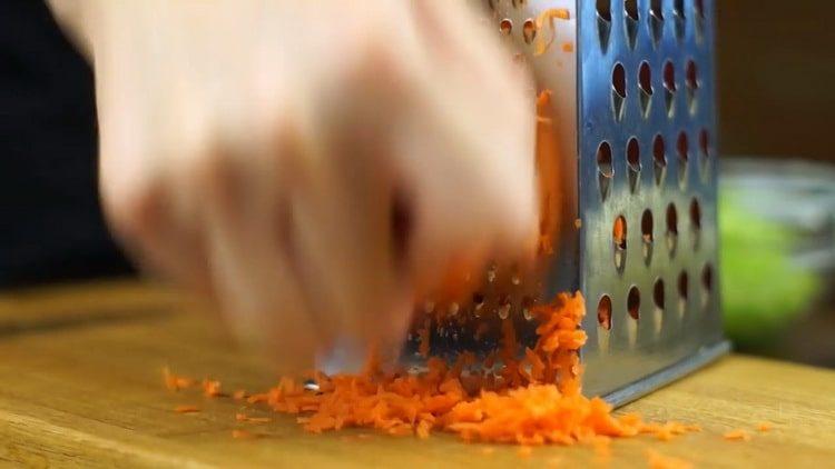 Per cucinare, tritare le carote
