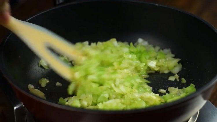 Fry celery upang lutuin