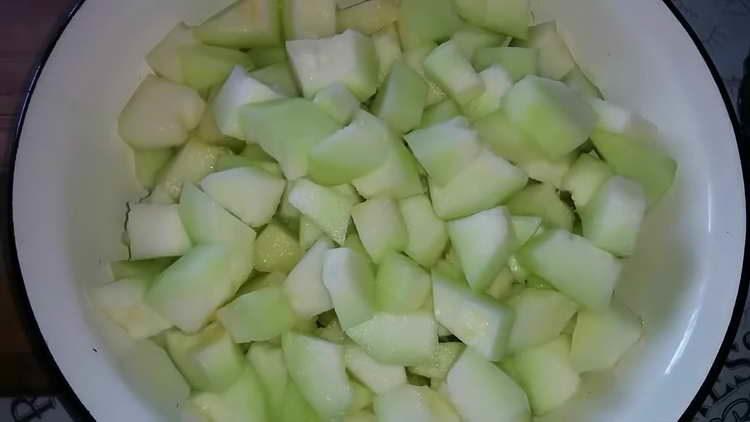 Die Melone in Würfel schneiden