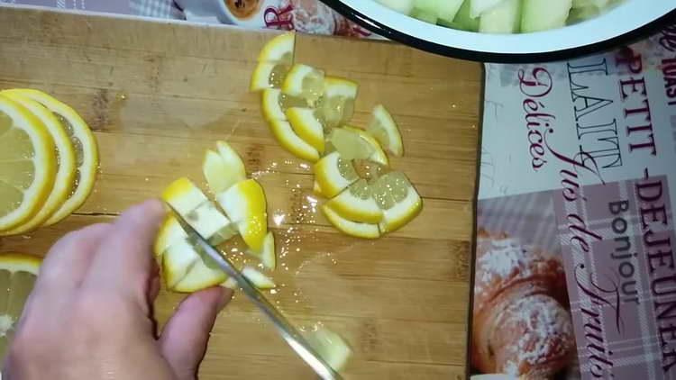 قطع الليمون إلى مكعبات