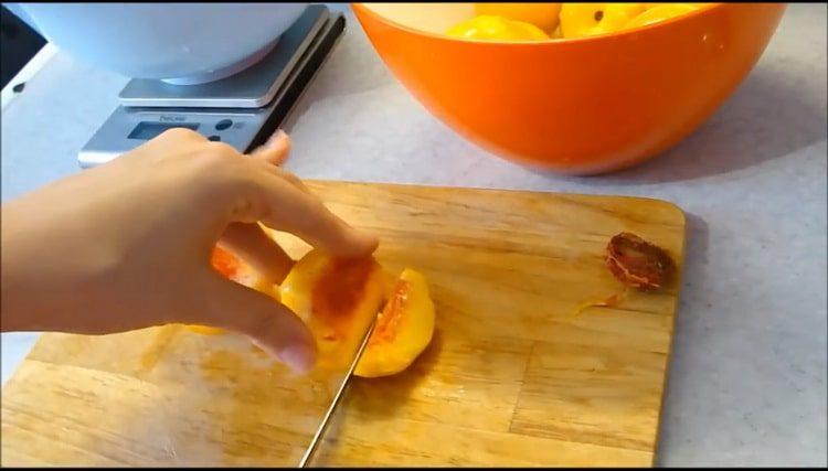 Pfirsiche zum Kochen hacken