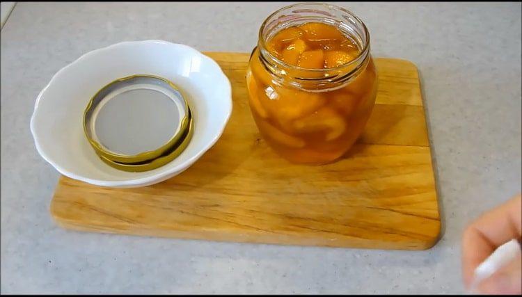 Masarap at simpleng peach jam na may hiwa