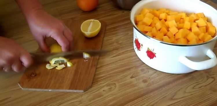 nakrájejte citron na plátky