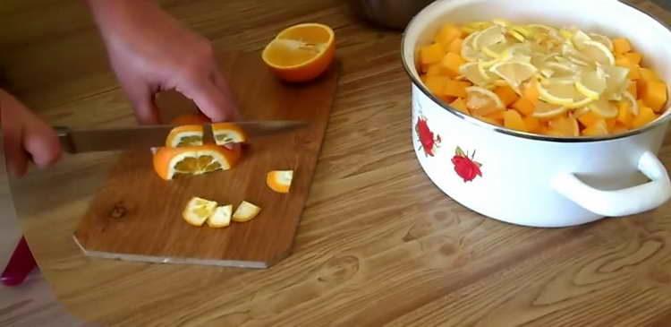 tagliare l'arancia a fette