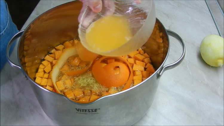 Zitronensaft in Marmelade gießen