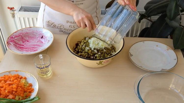 Aggiungi le cipolle per preparare l'insalata