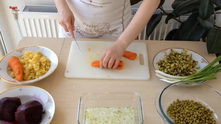 Saláta készítéséhez apróra vágjuk a sárgarépát