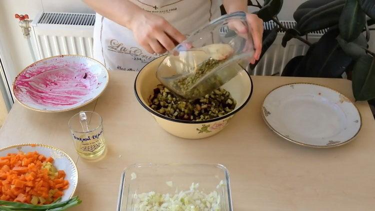 Προσθέστε αρακά για να κάνετε μια σαλάτα