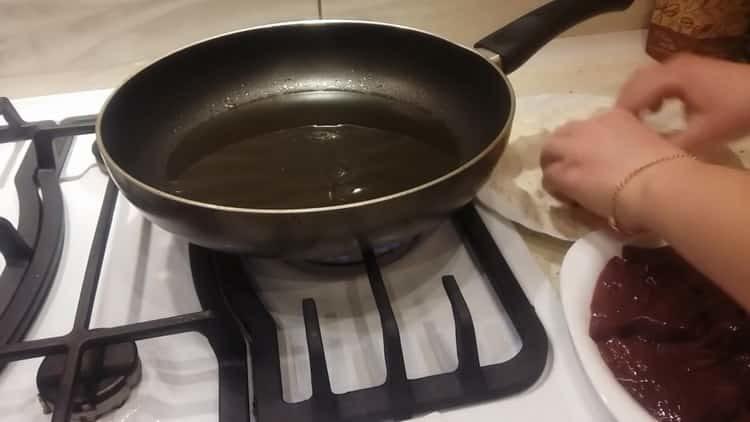 تسخين المقلاة لطهي الطعام
