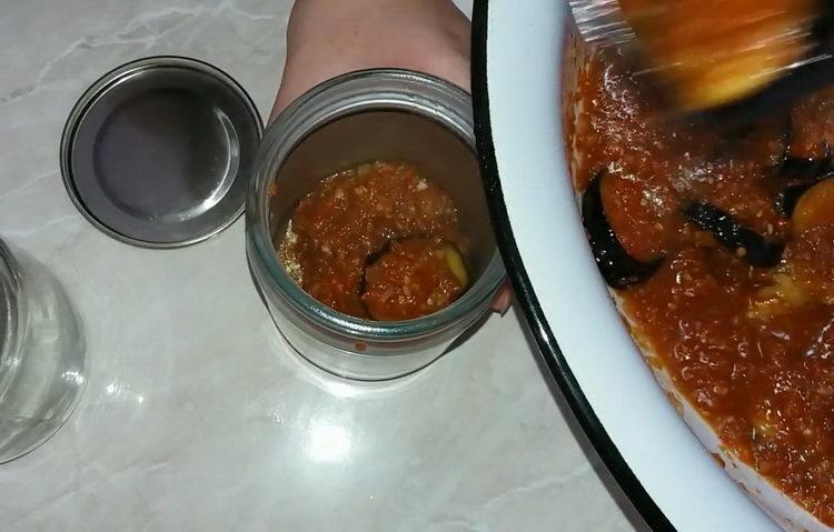 Paistettu munakoiso valkosipulin ja tomaattien kanssa talveksi