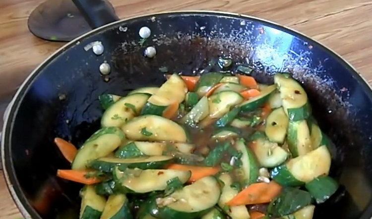 Стъпка по стъпка рецепта пържени краставици със снимка