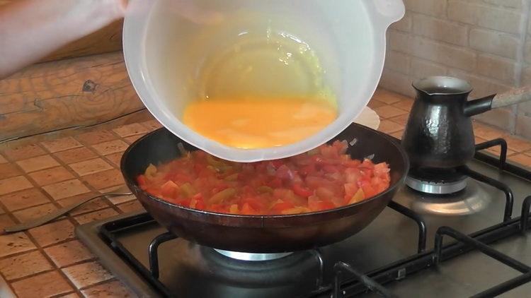 nalít vejce do pánve