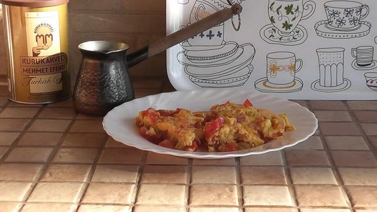 Fried tomato omelet na may mga itlog