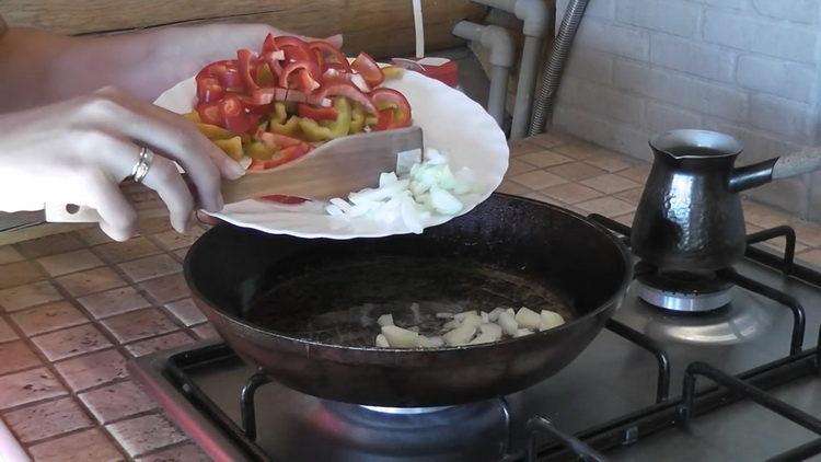 τηγανίζουμε τα κρεμμύδια