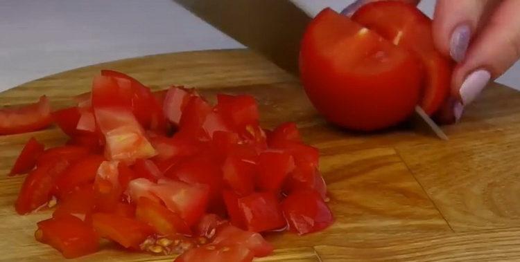 Na varenie nakrájajte paradajky